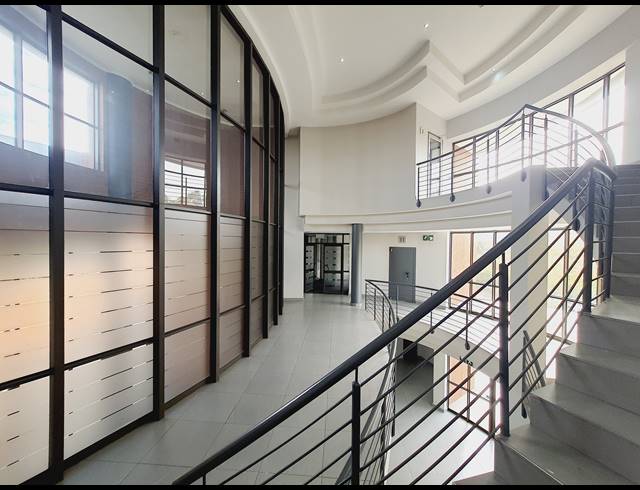 3,230M² BUSINESS TO LET IN VORNA VALLEY